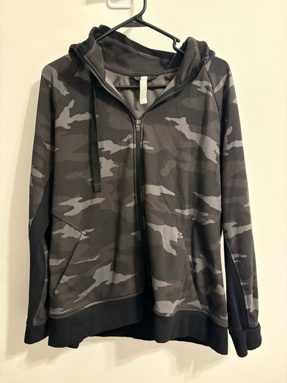 Athleta Triumph Printed Full Zip Hoodie Black Camo Size XL
